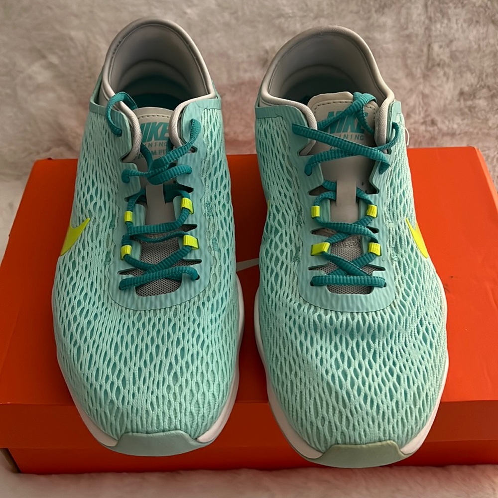 New in Box NIKE Zoom Fit Women’s sz 10 in Teal with glow in the dark features.